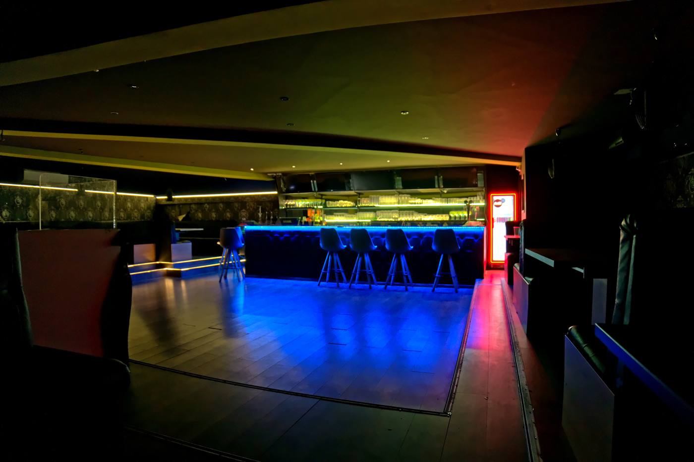 A Bassment bárpultja kék LED-fényben, előtte üres táncparkett